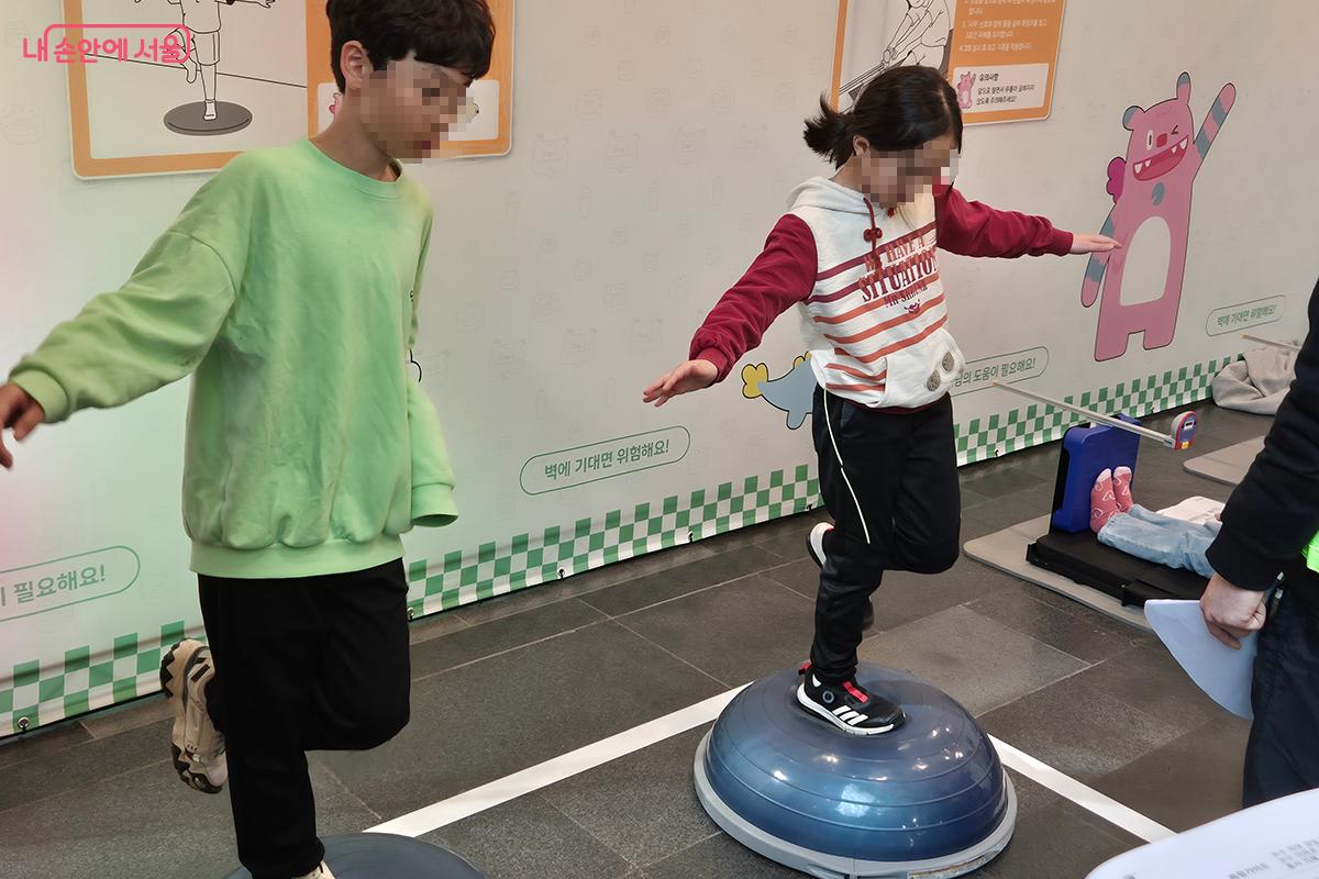 참가자들의 몸의 밸런스와 협응 능력을 평가할 수 있는 '짐볼 위에서 균형잡기'