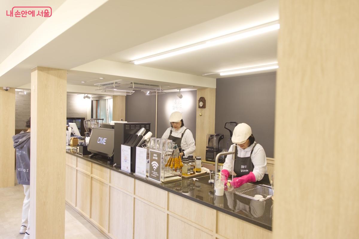 지역 일자리 창출에도 큰 기여를 하고 있는 용왕산 숲속카페 &copy;임중빈