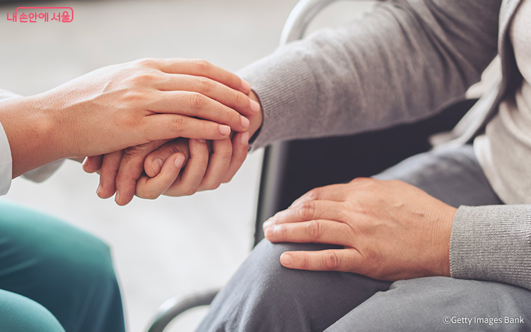 서울시가 돌봄이 필요한 어르신, 장애인을 대상으로 &lsquo;서울형 통합돌봄&rsquo; 서비스를 제공한다. 