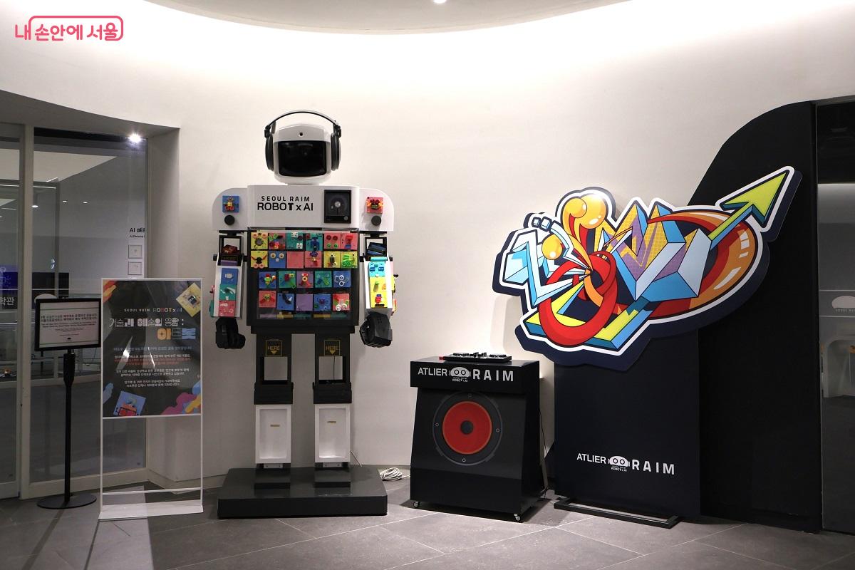 기술과 예술의 융합을 보여주는 '아트봇(Art Bot)'. 로봇이 단순한 기계를 넘어 창의적인 예술 활동의 주체가 될 수 있음을 보여준다. &copy;김대진