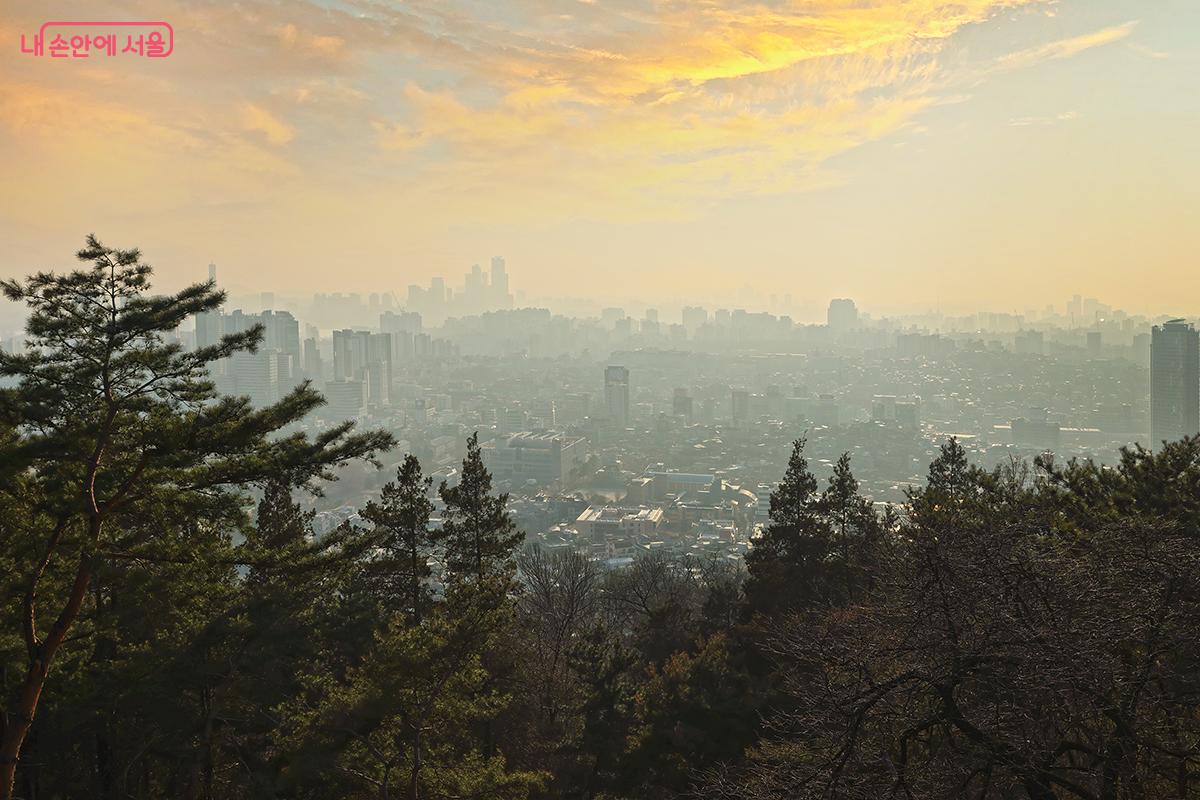 미세먼지로 조금 흐릿한 서울의 봄 풍경 &copy;김주연