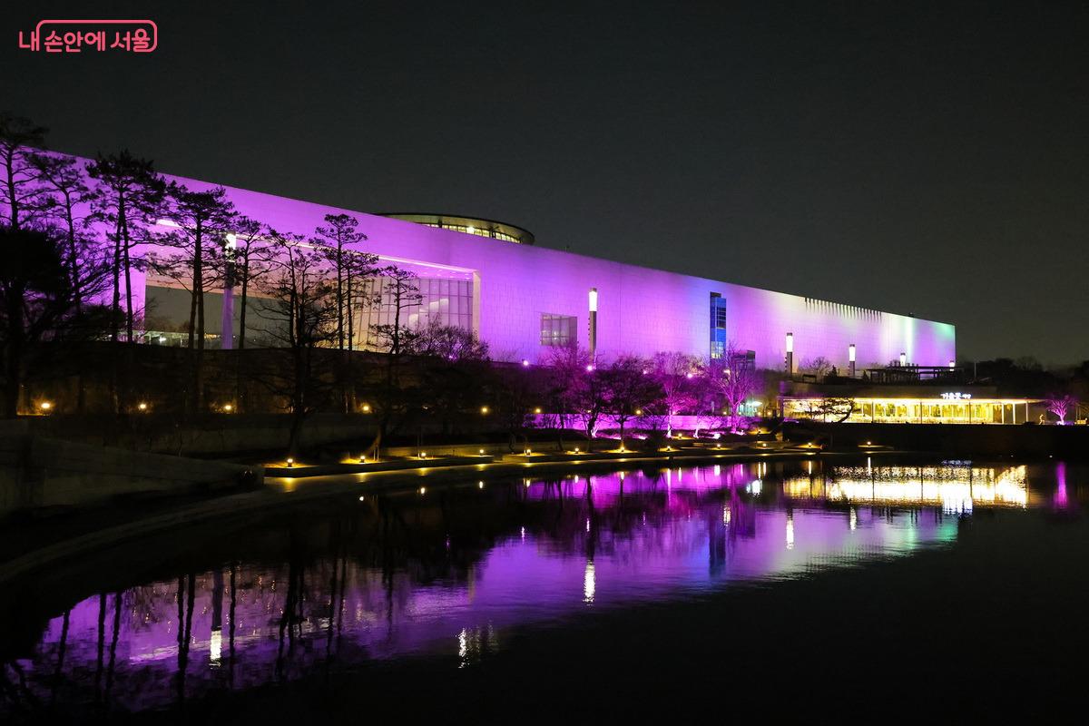 외벽 조명 행사는 3월 8일까지 오후 4시~10시에 관람이 가능하다. &copy;박성환