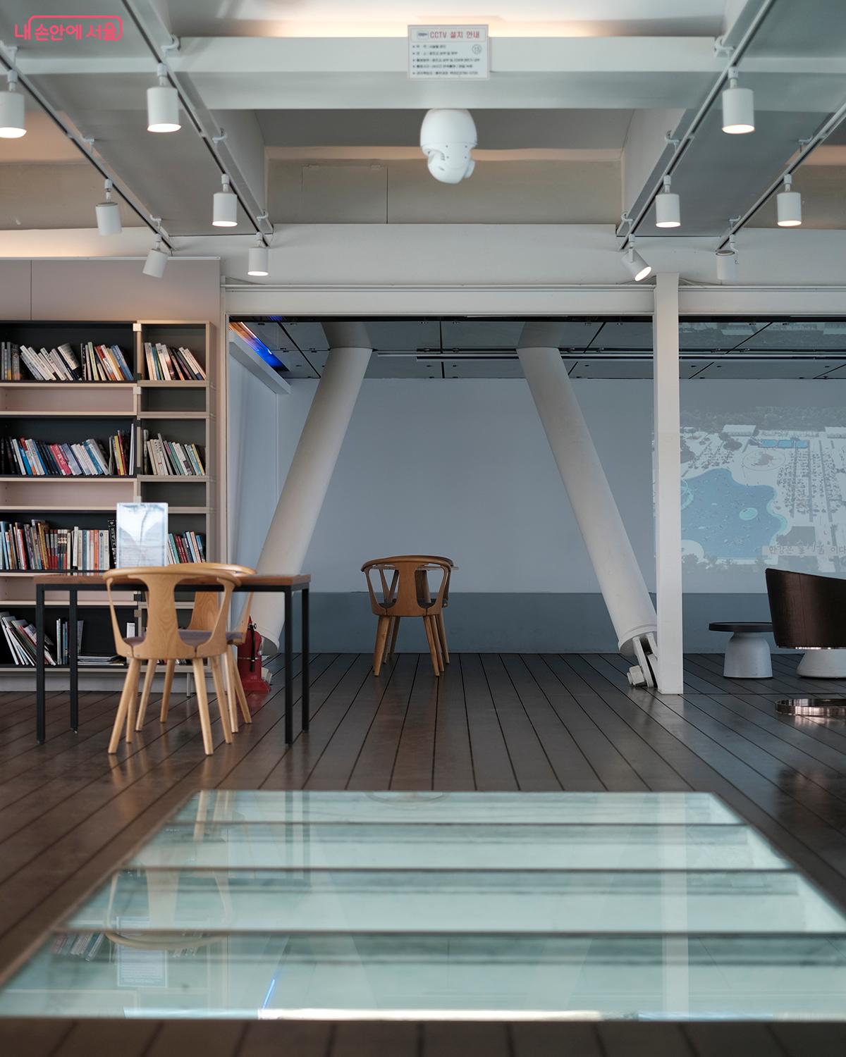 공연장 겸 라운지 전경 &copy;김아름