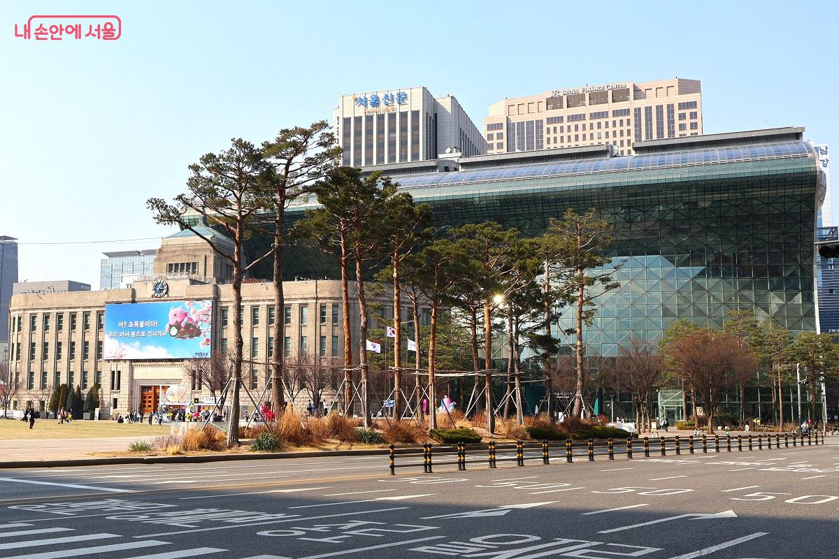 서울갤러리가 자리한 서울특별시청 외관 &copy;이봉덕