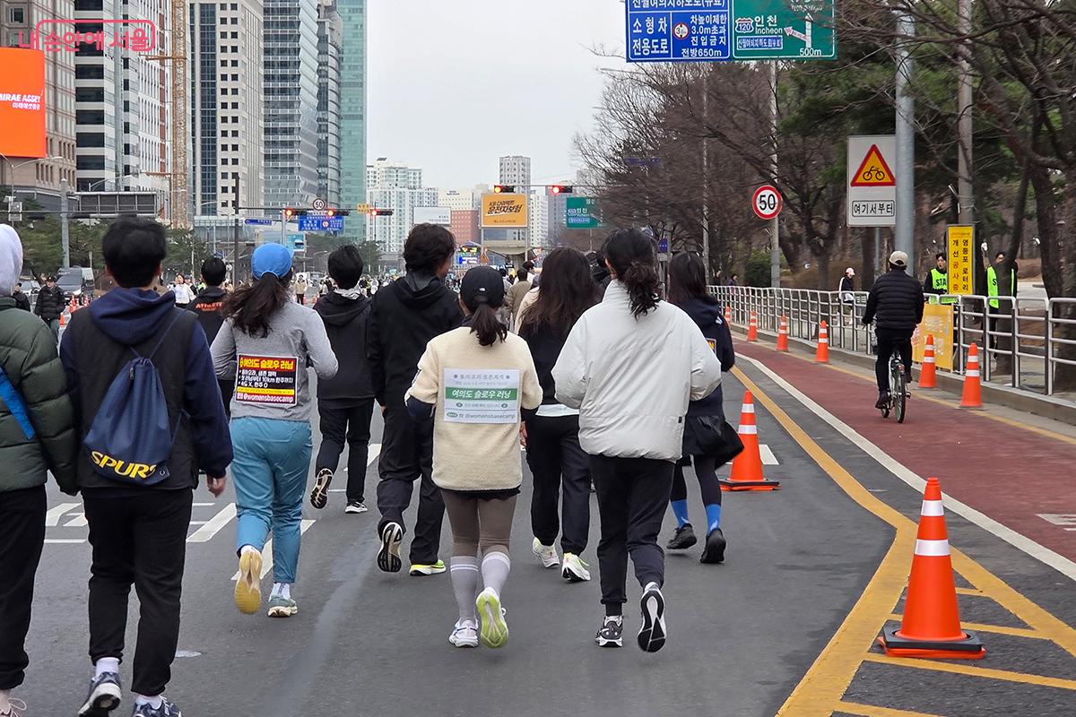 완주 지점까지 자신만의 속도로 쉬엄쉬엄 달리는 시민들 &copy;이다현