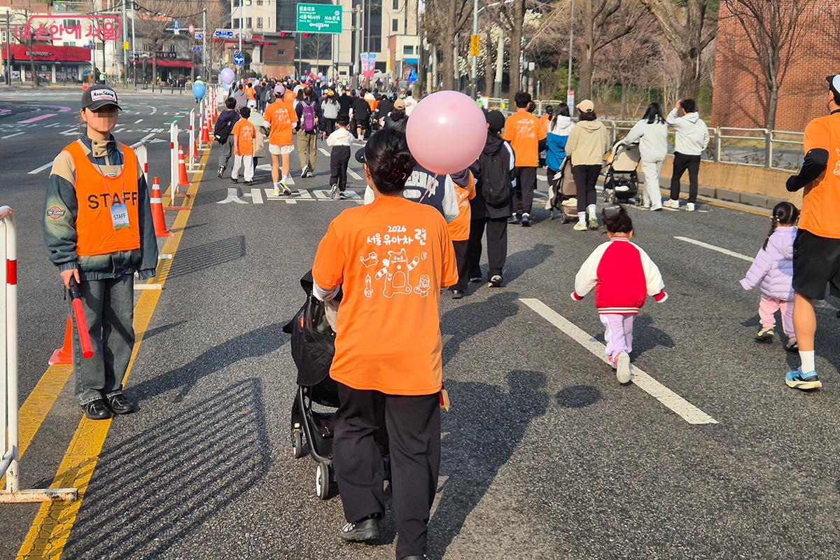 평소라면 자동차가 가득했을 도로 위를 유아차와 가족들이 채우고 있다. ©정향선