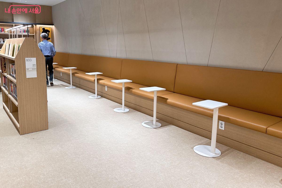 다양한 콘셉트에 맞춰 의자가 비치돼 있다. &copy;김재형