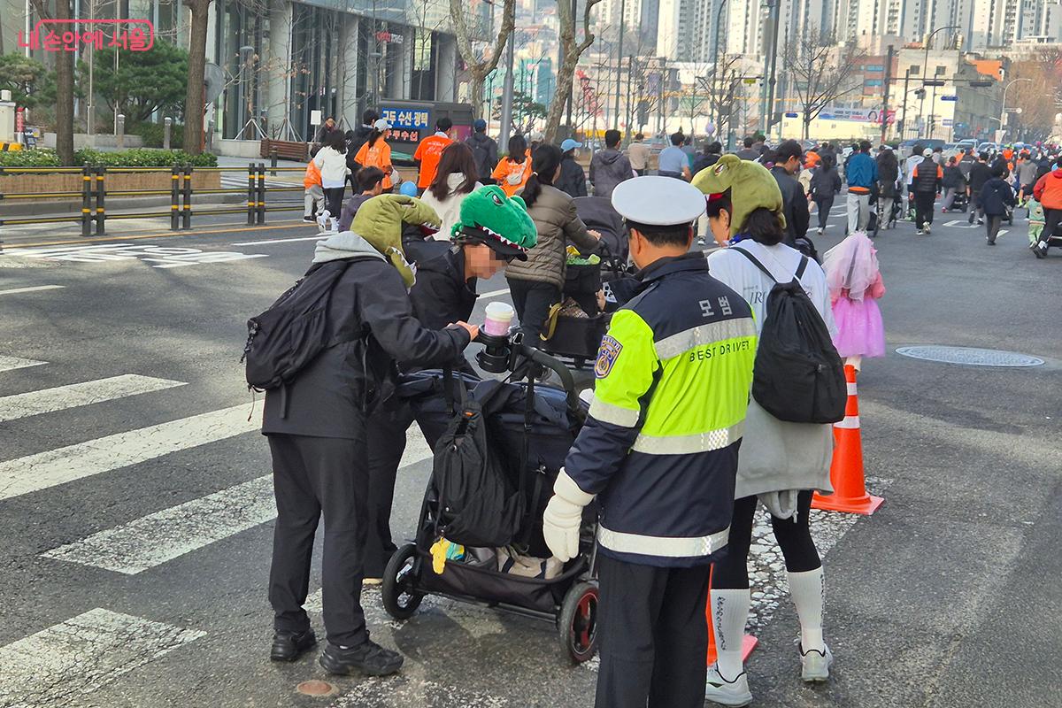 곳곳에 배치된 안전요원들의 통제 덕분에 안전한 행사가 이루어졌다. ©정향선