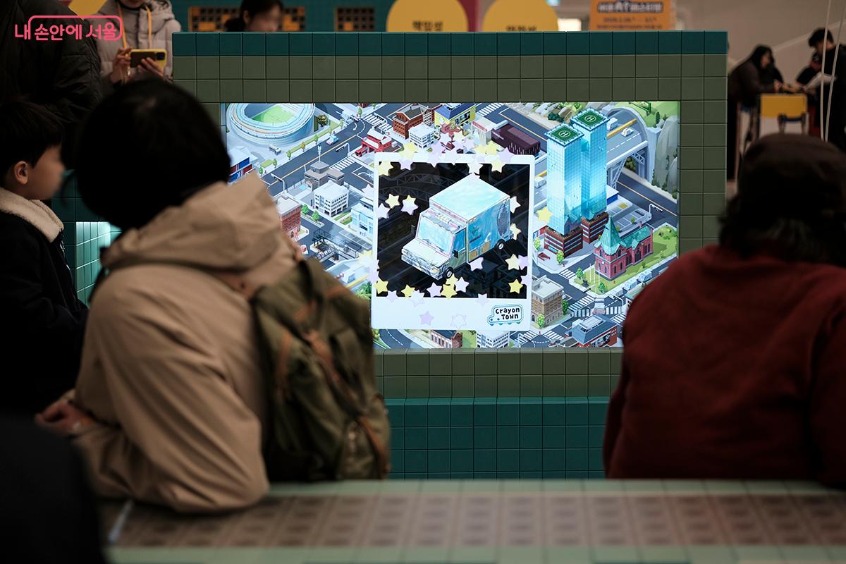 밑 그림에 원하는 색으로 색칠한 종이를 스캐너 위에 올려두면 스크린 속 애니메이션에 즉각 반영되어 어린이들의 흥미를 자아냈던 콘텐츠. ⓒ김아름