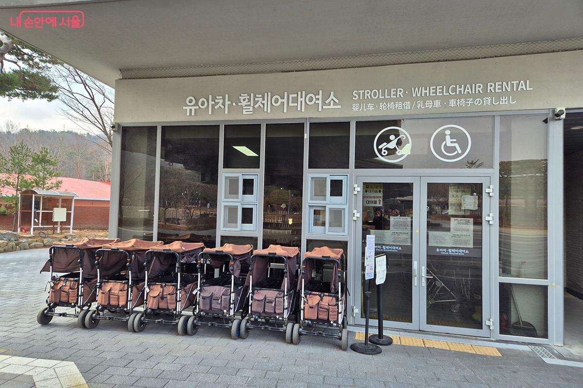 유아차(유모차)와 휠체어를 대여해 공원을 관람할 수 있다. &copy;정향선