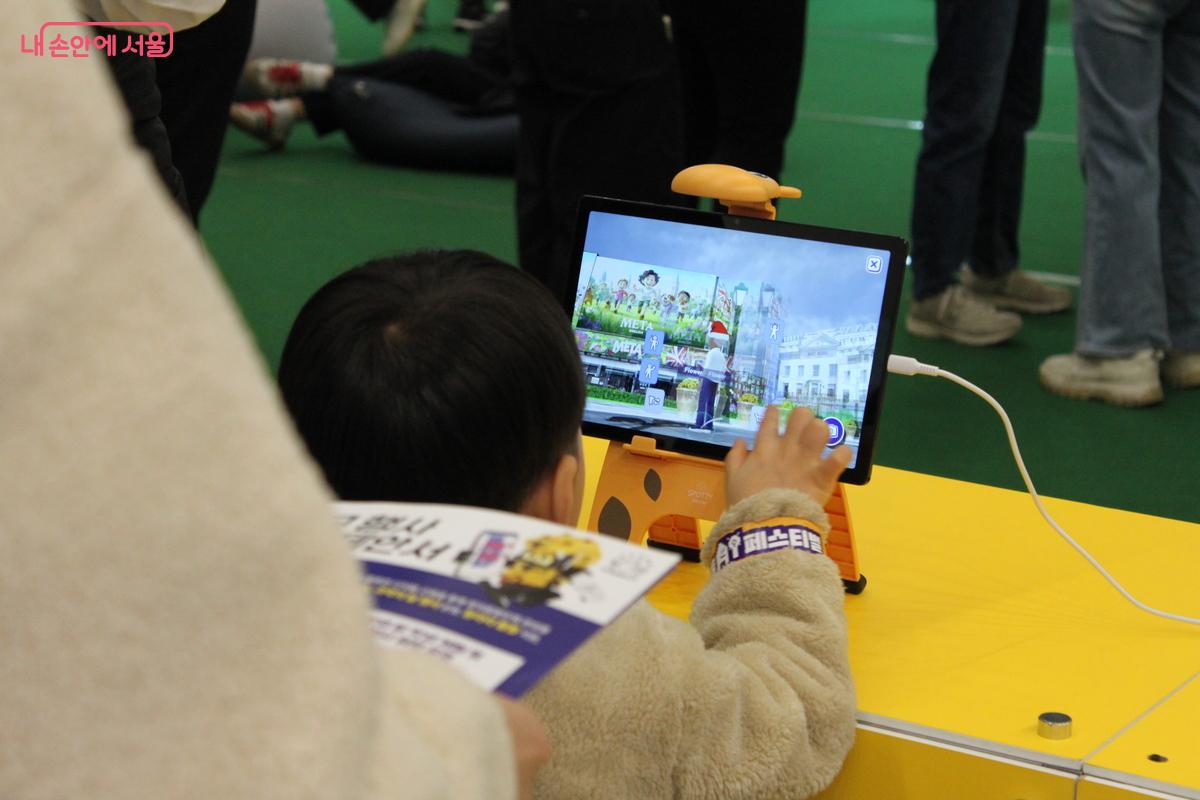 AI 기반 영어회화 프로그램을 체험하고 있는 어린이 관람객