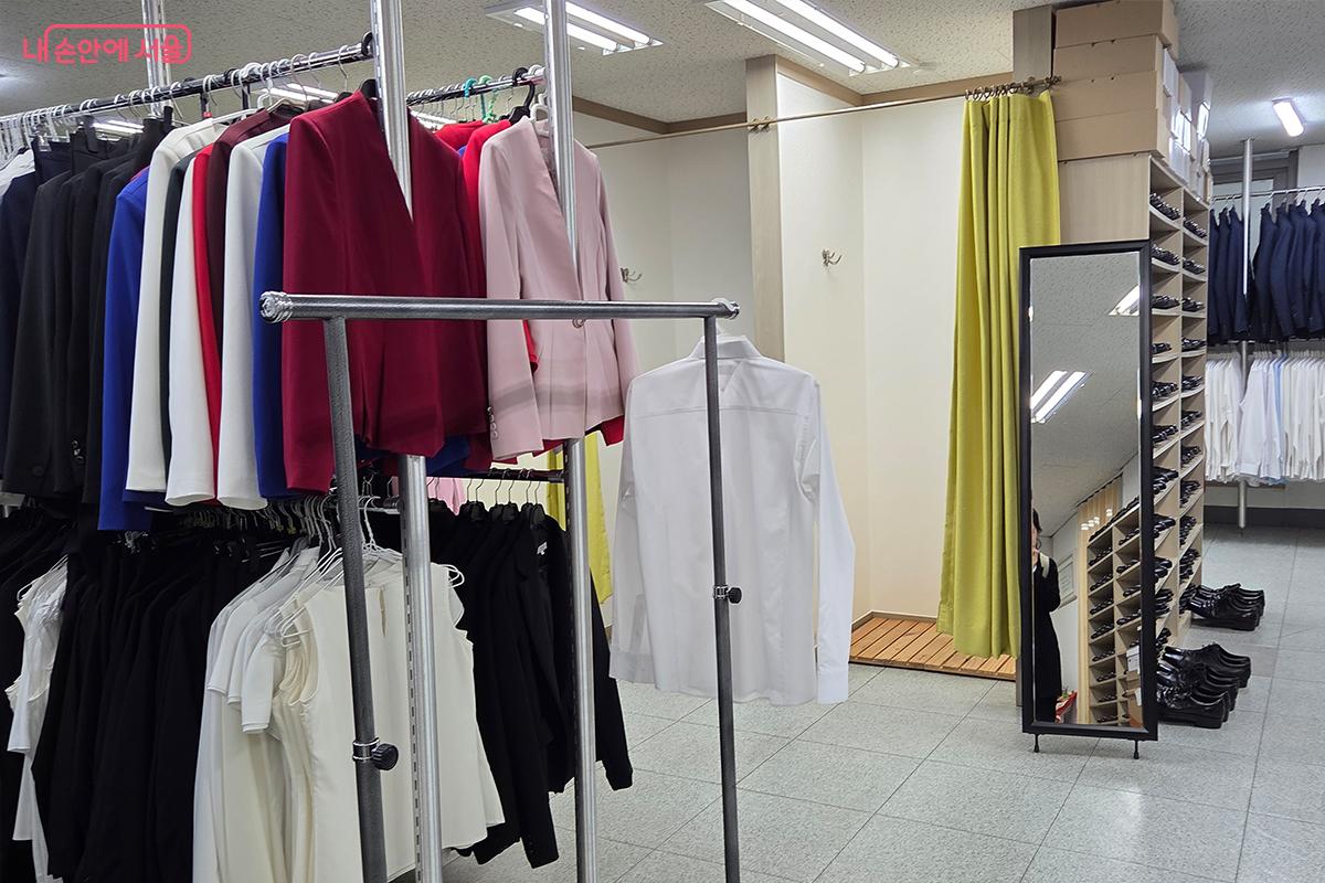 서울시는 취업면접용 정장을 무료로 빌려주는 ‘취업날개’ 서비스를 15개 지점으로 확대한다. ©이다현