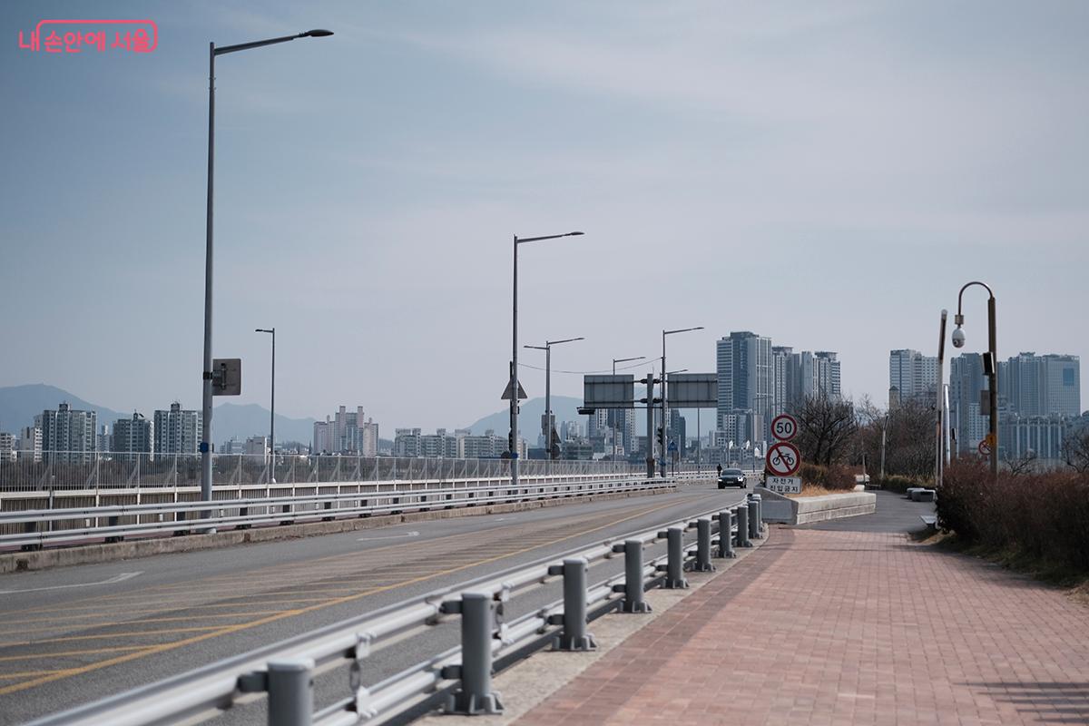 1936년 준공되어 오랜 역사를 지닌 광진교는 2003년에 현대식 교량으로 재탄생했다. &copy;김아름