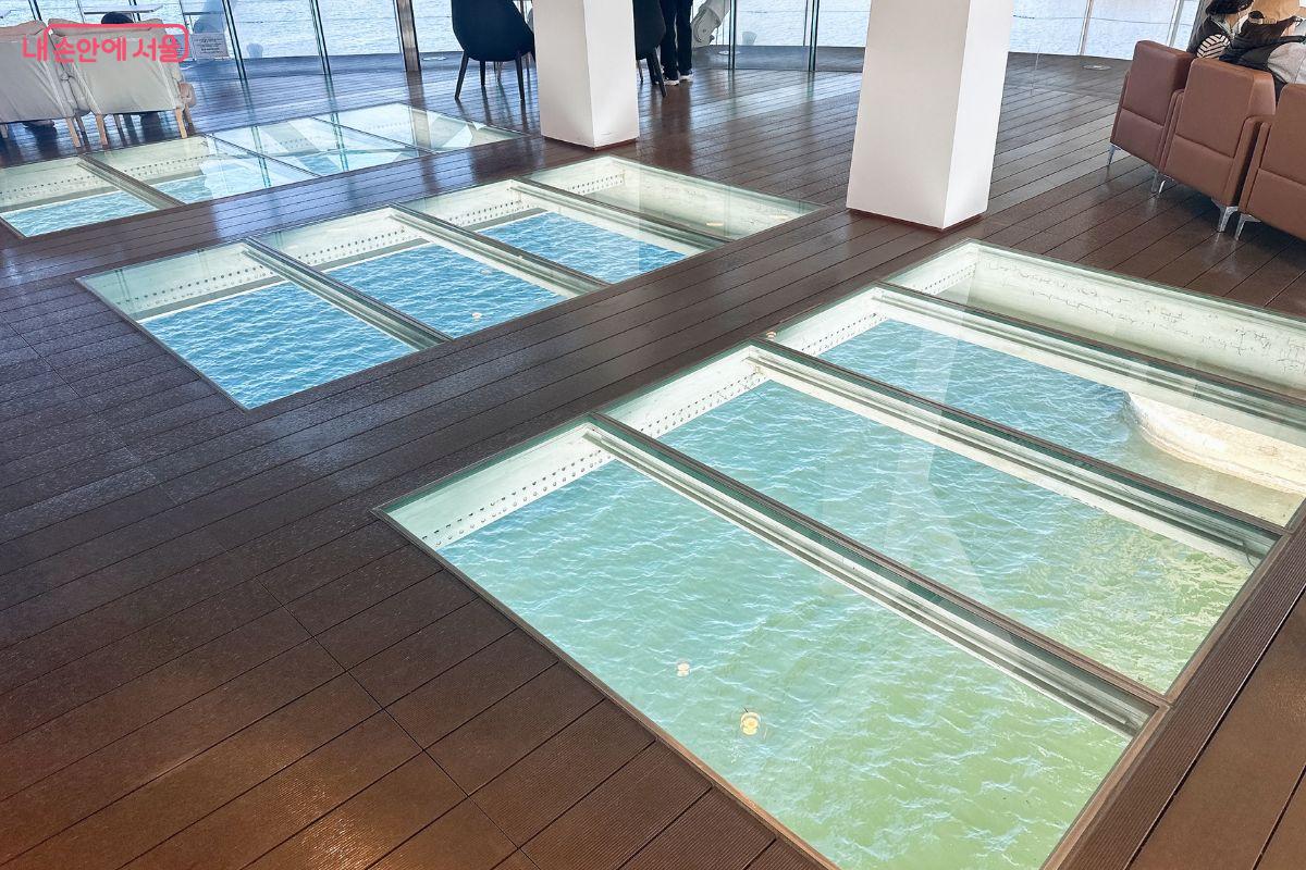 일부 바닥은 강화유리로 조성돼 흐르는 강물을 바라볼 수 있다.&copy;김재형