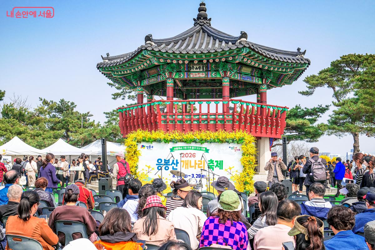 지난 3월 27~28일 양일간 &lsquo;응봉산 개나리 축제&rsquo;가 열렸다. &copy;박우영