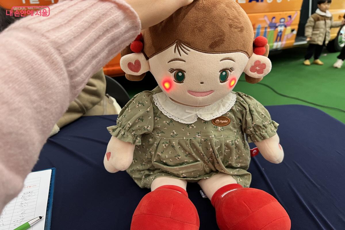 어르신 돌봄인형. 귀, 손, 발 부분 특정 위치를 누르면 말을 건넨다.  ⓒ박지영