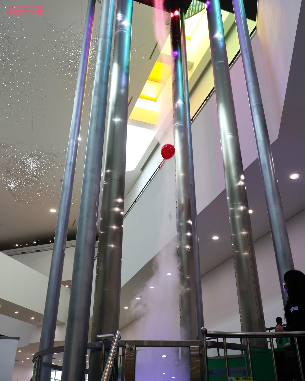 거대한 기류를 타고 붉은 공이 솟아오르는 토네이도 시연 장치. 자연의 위력을 생생하게 재현한다. &copy;김대진