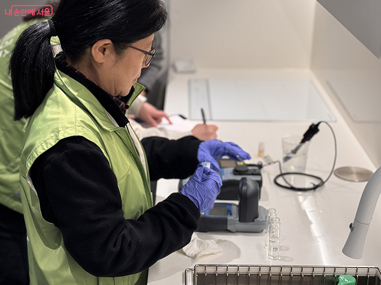 아리수 품질확인제 수질검사는 수돗물의 먹는물 수질기준 적합 여부 등을 진행한다.