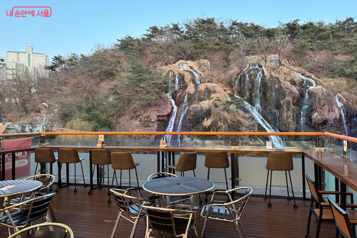 카페 폭포의 전망 좋은 테라스 좌석 &copy;이혜원