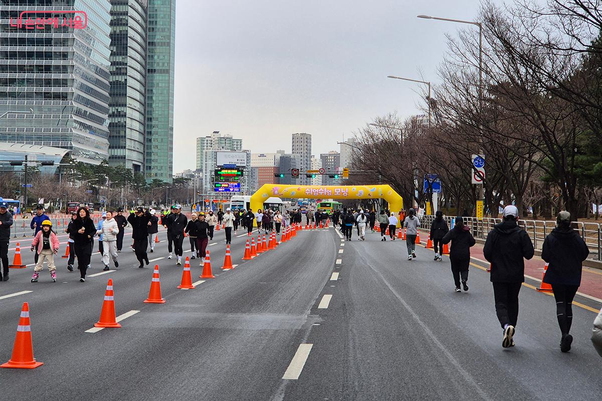 참가자들이 &lsquo;쉬엄쉬엄 모닝&rsquo; 결승선을 향해 달려가고 있다.