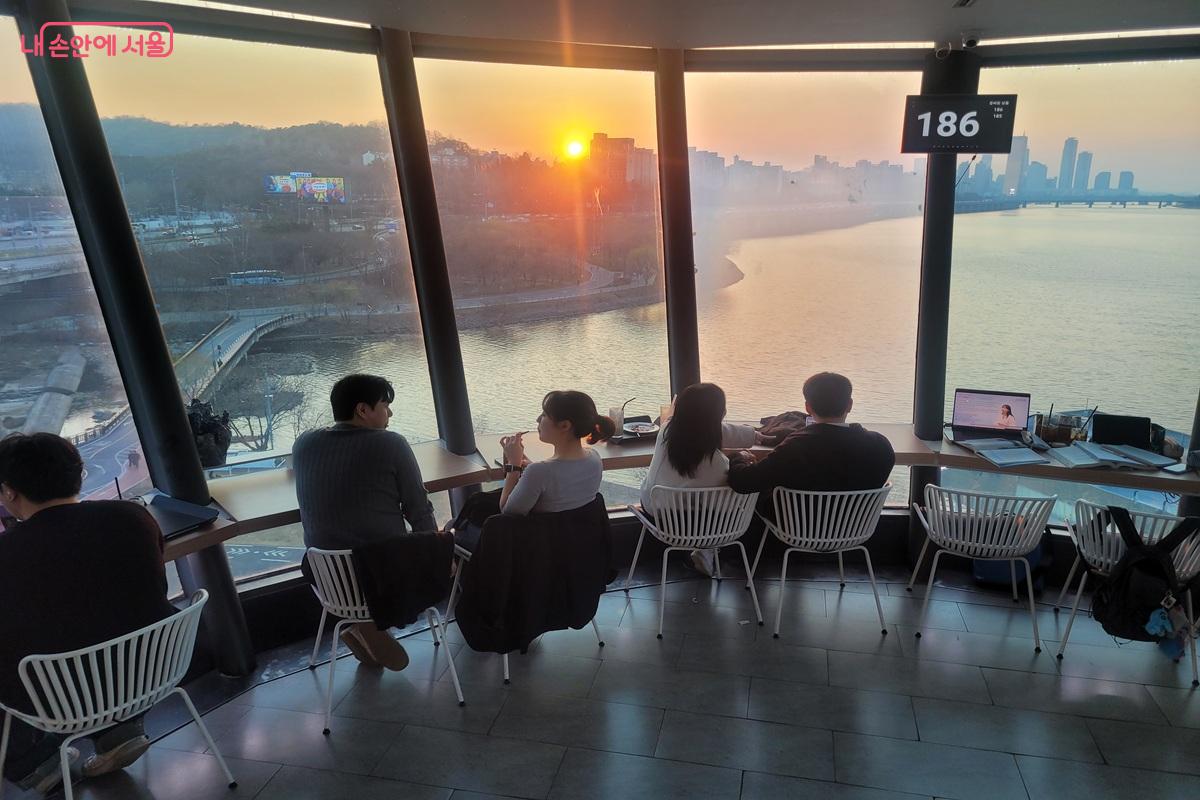 노을이 내려앉은 한강을 바라보며 여유를 즐기는 시민들, 동작대교 노을카페의 풍경 ©조연