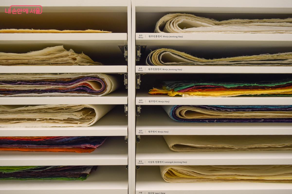 다양한 한지들이 있는 자료 저장소 역할의 수납장 모습 ⓒ이명은