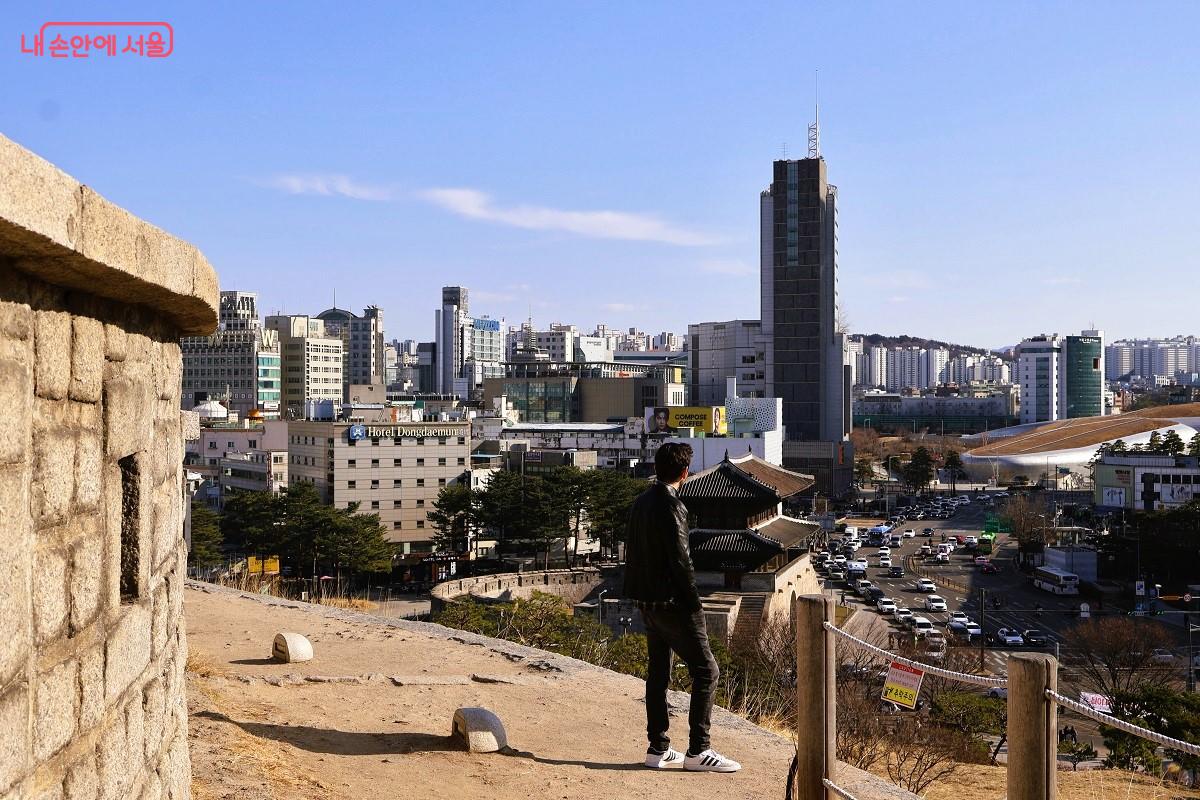 이탈리아에서 왔다는 한 관람객이 동대문 정취에 흠뻑 젖어 있다. &copy;이봉덕