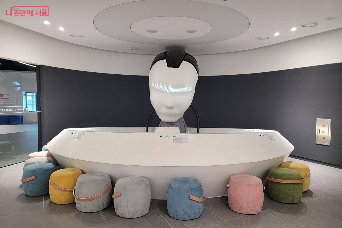 서울로봇인공지능과학관 내부 전시 공간에서 로봇 인공지능 체험 프로그램이 운영되는 모습 &copy;조연