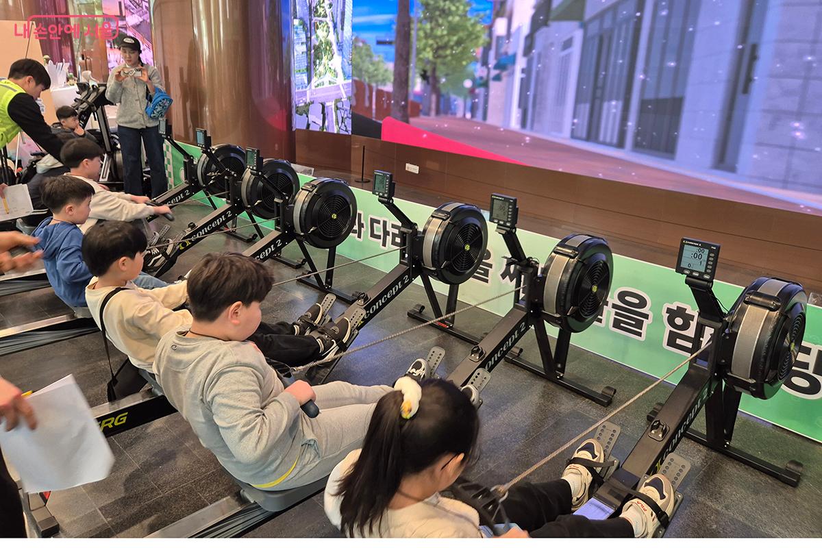 로잉 머신(Rowing machine)은  일명 노젓기 운동으로, 조정 선수가 실내에서 운동할 때 쓰는 운동 기구이다.