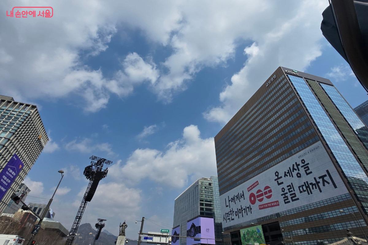 광화문광장 인근 플랫폼 10개소에서 BTS 미디어파사드 그래픽영상을 감상할 수 있다. &copy;천태봉