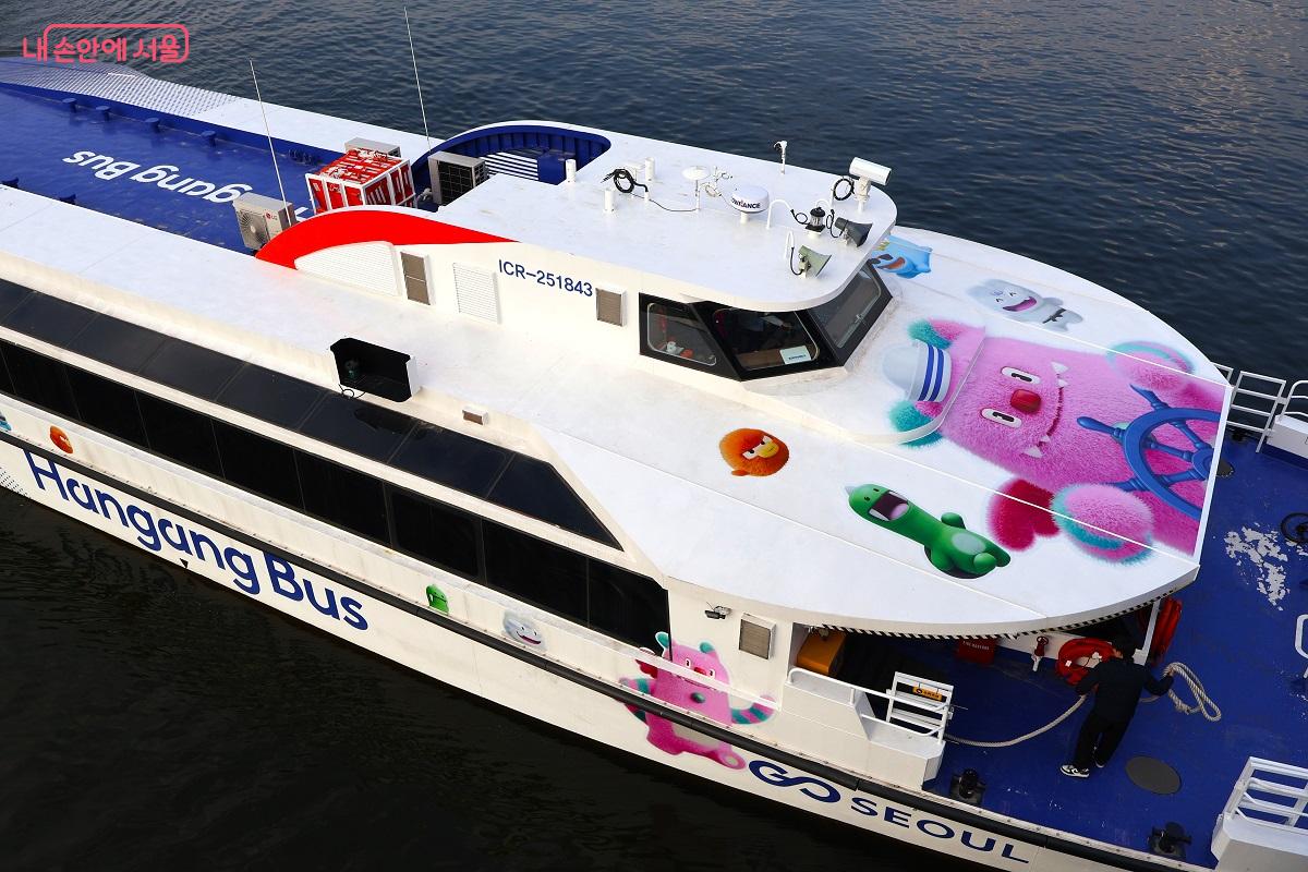 친근한 캐릭터로 단장한 한강버스가 푸른 물결 위를 유유히 항해하며 서울의 낭만을 더한다. ⓒ이봉덕