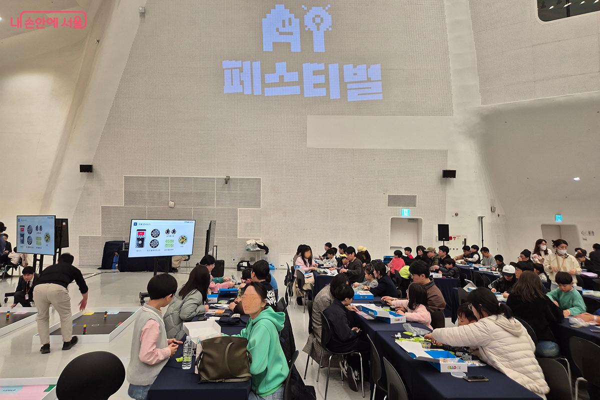 &lsquo;AI플렉스팟&rsquo;에서 열린 'AI 로봇 만들기' 가족 경진대회