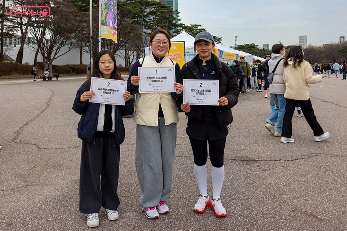 체력 인증서를 들고 기념사진을 찍는 시민들 &copy;장신자