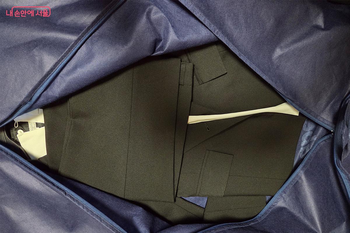 전문가의 도움을 받아 내 체형에 딱 맞는 사이즈로 대여한 면접용 정장 ©이다현