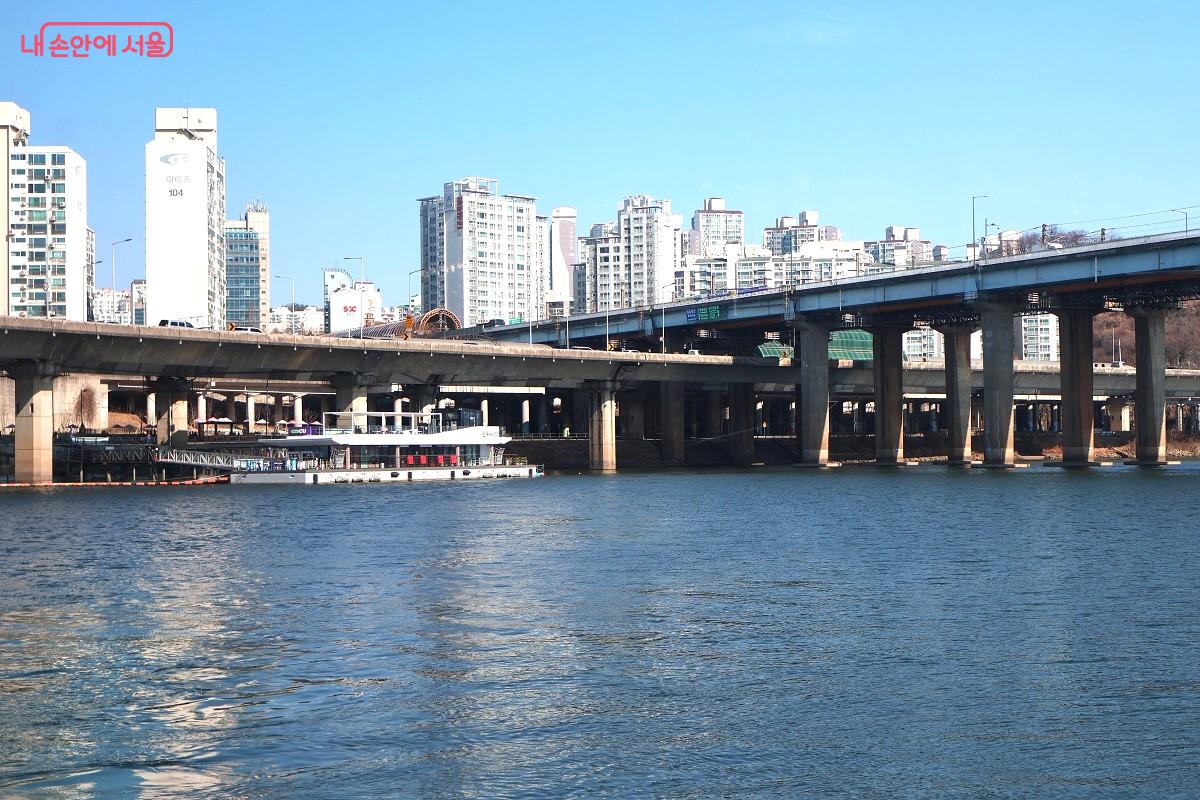 옥수선착장. 강변북로와 동호대교가 맞닿은 옥수역 근처 일상의 풍경을 보여준다. ⓒ이봉덕