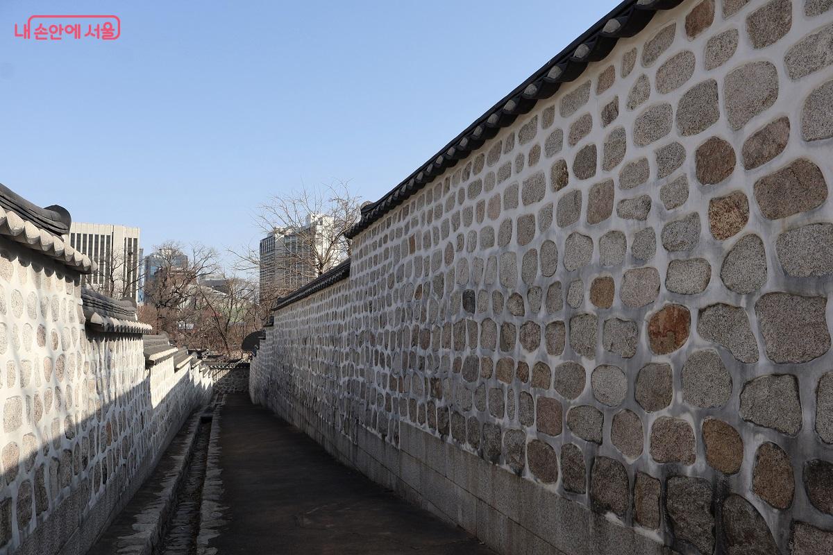 덕수궁 돌담 사이 길. 국가의 운명을 짊어지고 걸었을 긴박함이 서려 있다. &copy;김대진 