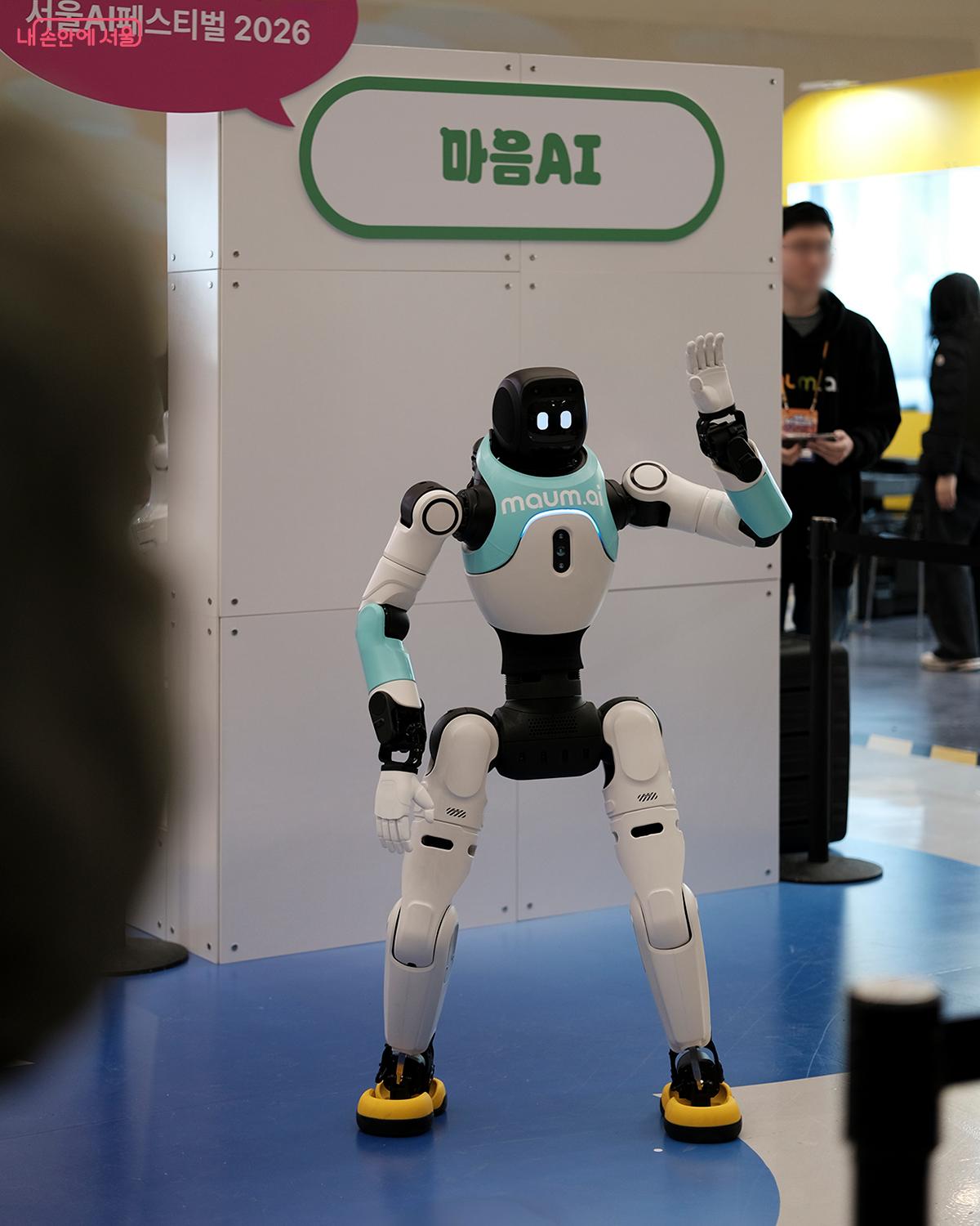 인공지능 두뇌인 MAIED(마음 AI 에지 디바이스, Maum AI Edge Device)를 장착한 지능형 휴머노이드 &lsquo;우치봇(Woochi Bot)&rsquo; ⓒ김아름