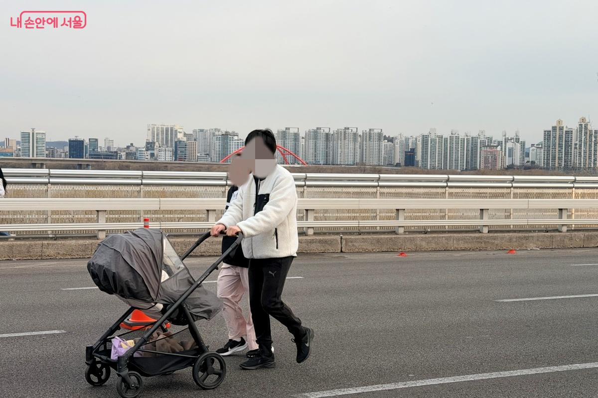 유모차를 끌고 쉬엄쉬엄 모닝런에 참여한 시민