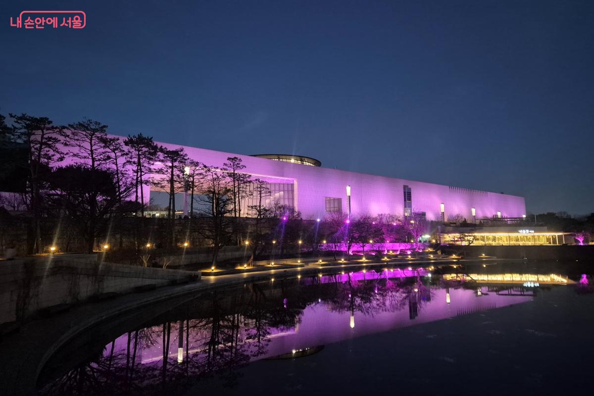 핑크 조명으로 가득한 국립중앙박물관 전경입니다.