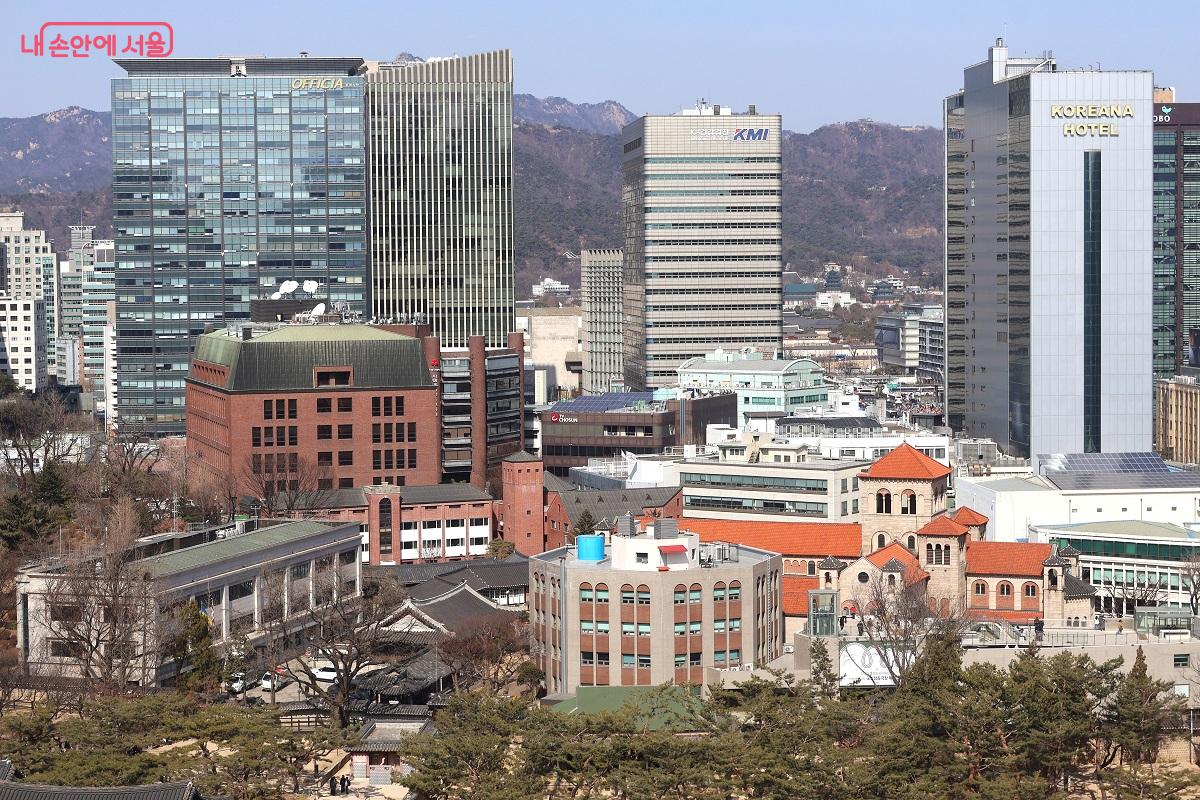 정동전망대에서 바라본 성당의 오렌지빛 지붕과 현대적 빌딩들이 어우러진 정동의 전경 &copy;이봉덕