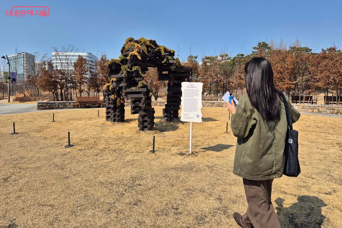 해설자가 주제원의 야외 전시물을 향해 이동하고 있다. ⓒ마가은