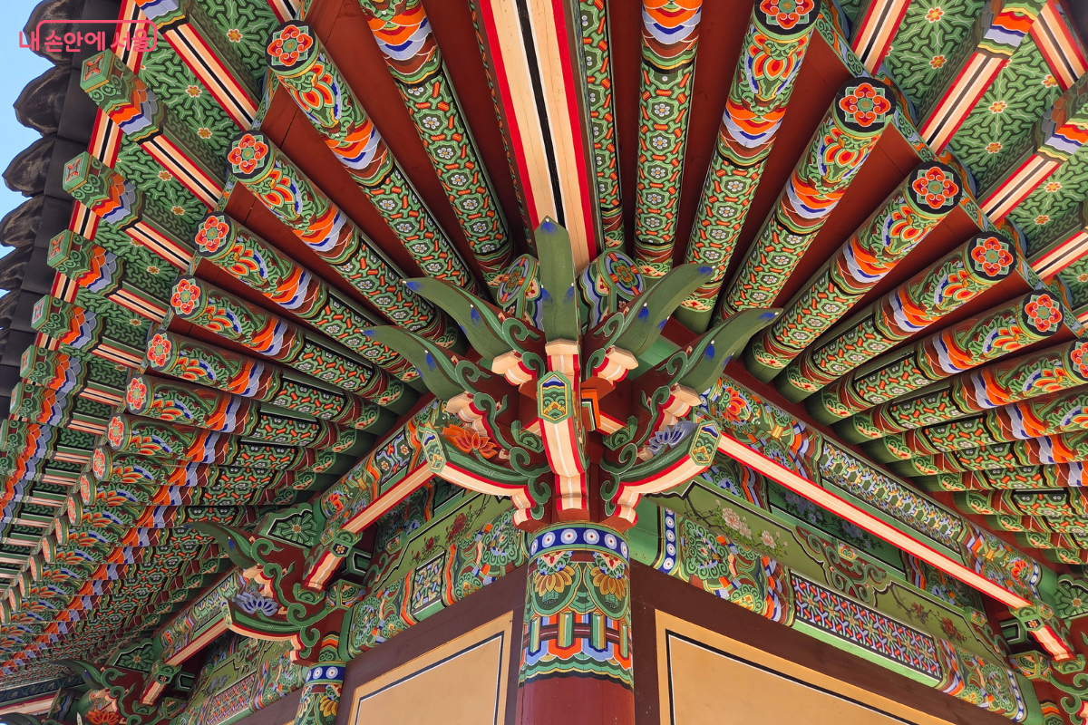 전통 단청 문양이 돋보이는 염화미소전 천장 구조 모습 &copy;김승아