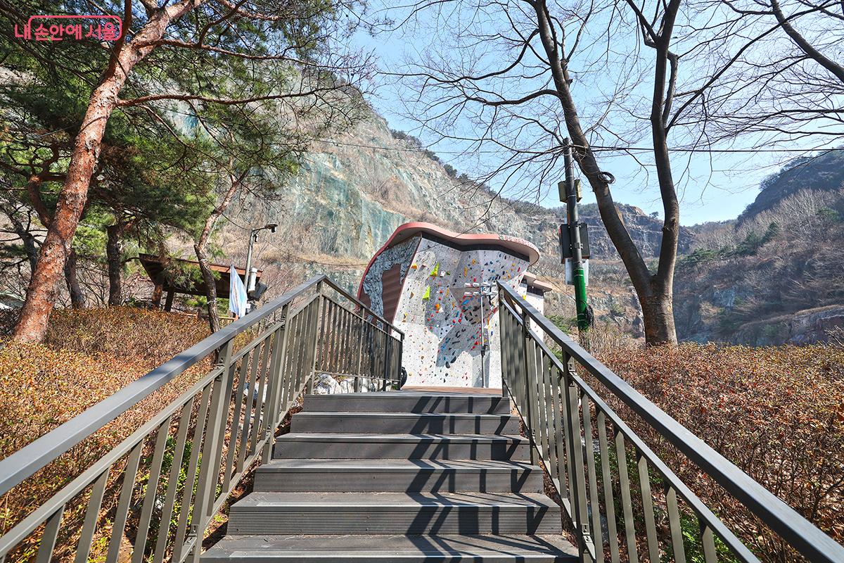 용마폭포공원의 상징인 클라이밍 경기장 모습 ©김주연