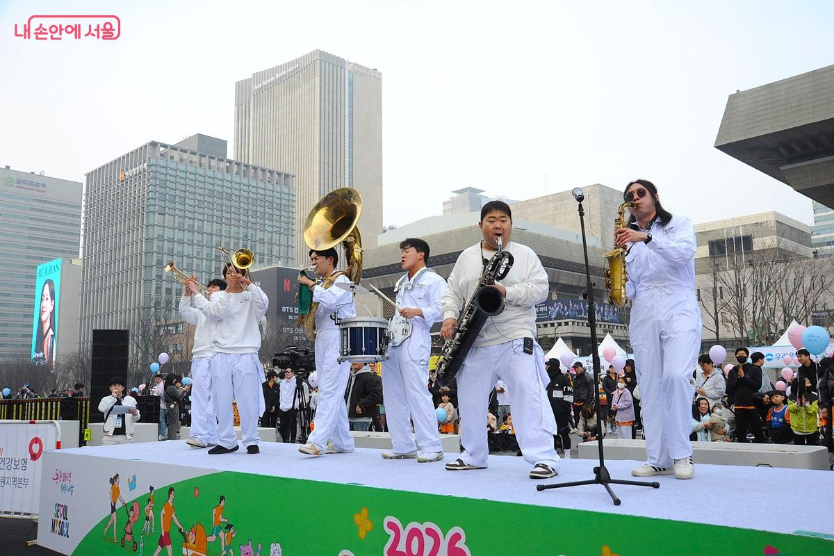 식전 축하 공연 연주에 여념이 없는 &lsquo;붐비트 브라스밴드&rsquo; &copy;조수봉