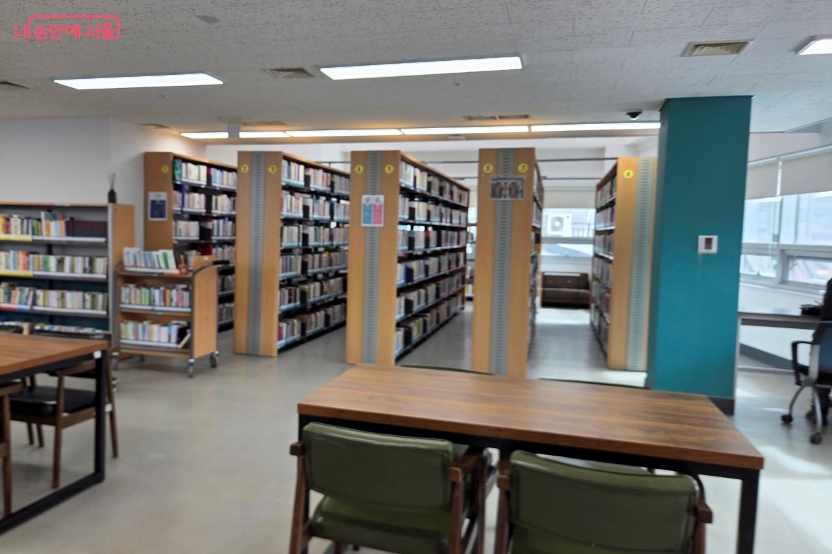 5층 종합자료실 창가에도 앉을 수 있는 자리가 있었다. ⓒ김미선