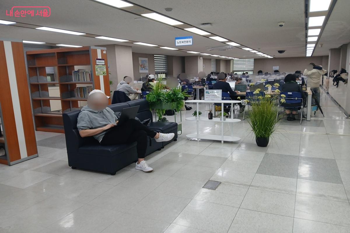 성동구립도서관 노트북 열람실 ©최은영
