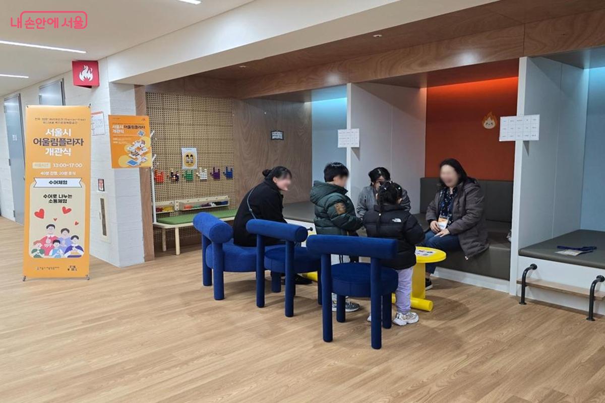 수어 체험 프로그램에 참여하고 있는 어린이 가족 &copy;강사랑