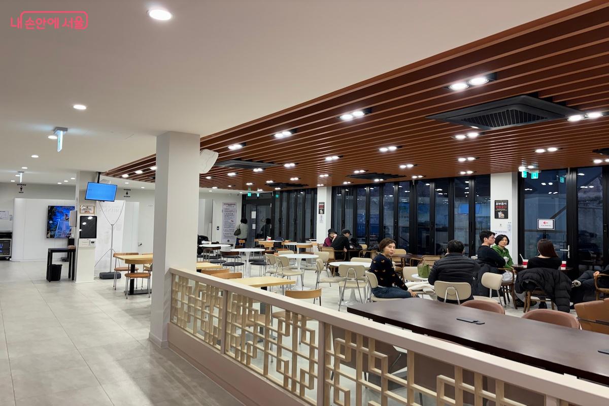 2층에 위치한 카페 폭포 &copy;이혜원