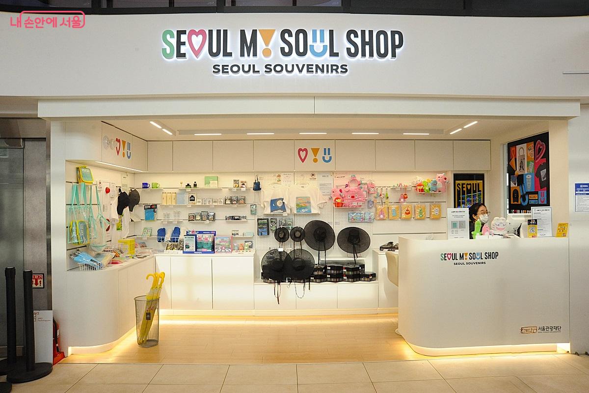 여의도선착장 1층의 서울 굿즈 판매장 &copy;조수봉