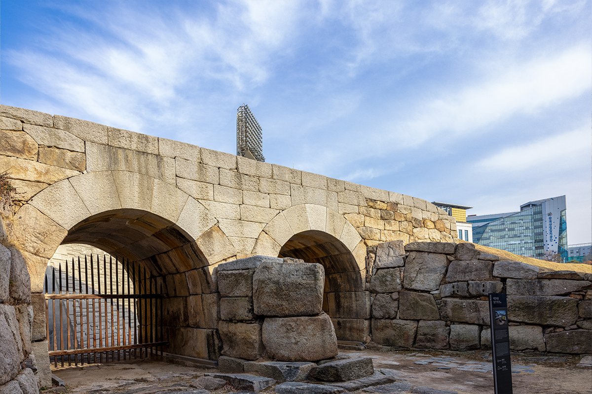 봄날의 한양을 걷다! DDP 옆 성곽 '이간수문'에서 떠나는 시간 여행